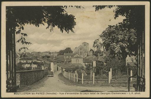 Vue du bourg depuis la rue de la Fontaine / L. V. phot.